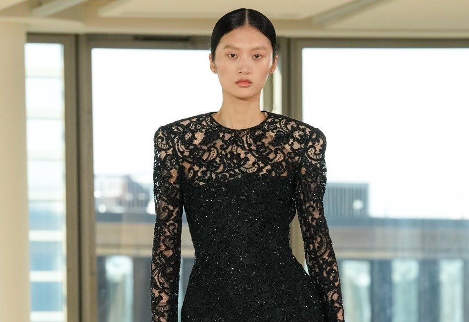 «الدانتيل».. قماش أظهر قوة الأنوثة في 2025