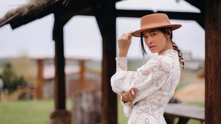 «الدانتيل».. قماش أظهر قوة الأنوثة في 2025 «الدانتيل».. قماش أظهر قوة الأنوثة في 2025