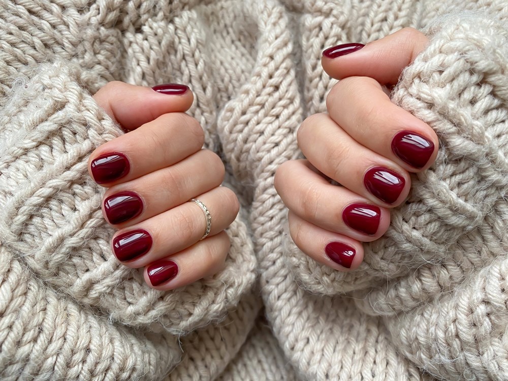 الأحمر بات موضة العام الماضي.. والبرغندي اللون الأبرز للاحتفالات في 2025