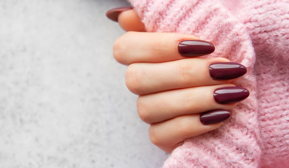 الأحمر بات موضة العام الماضي.. والبرغندي اللون الأبرز للاحتفالات في 2025