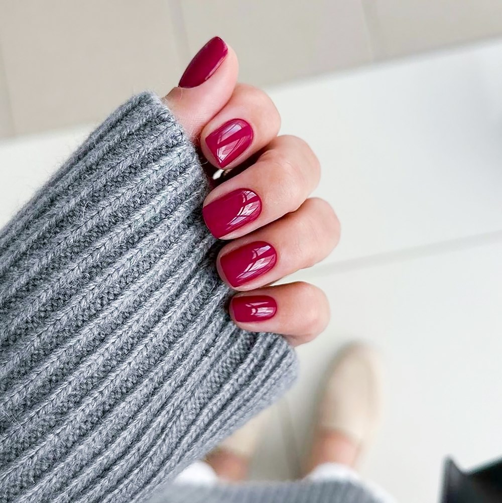 الأحمر بات موضة العام الماضي.. والبرغندي اللون الأبرز للاحتفالات في 2025