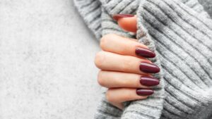 الأحمر بات موضة العام الماضي.. والبرغندي اللون الأبرز للاحتفالات في 2025