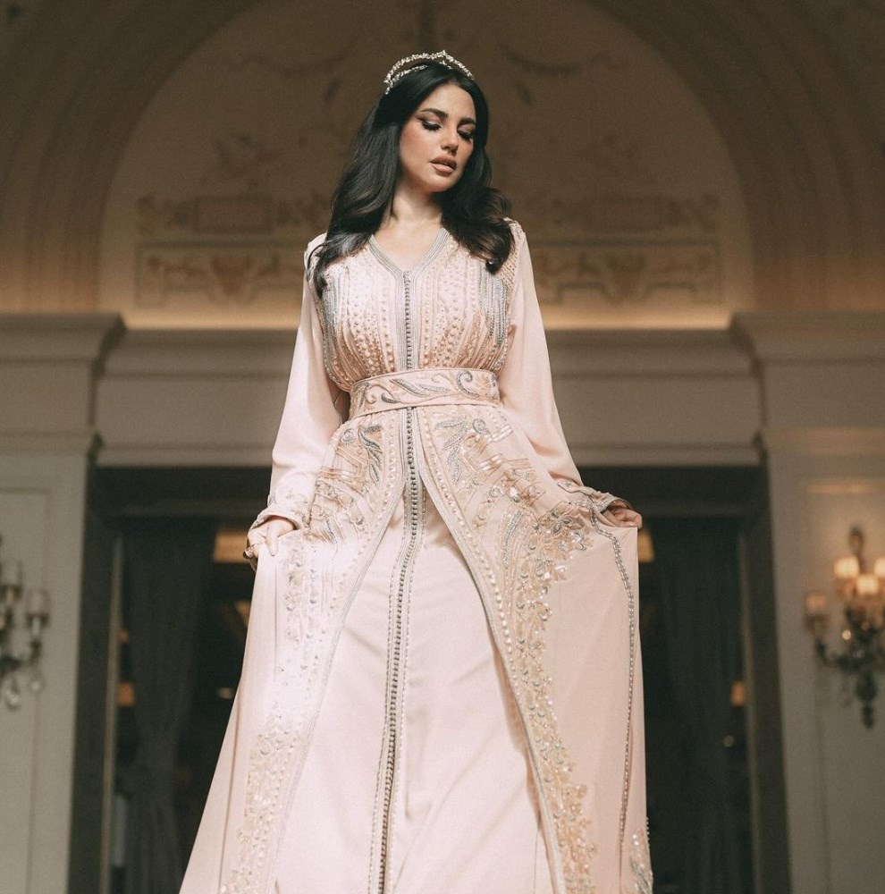 رحلة «القفطان المغربي» في عالم الأناقة.. بعد إدراجه في قائمة «اليونسكو»