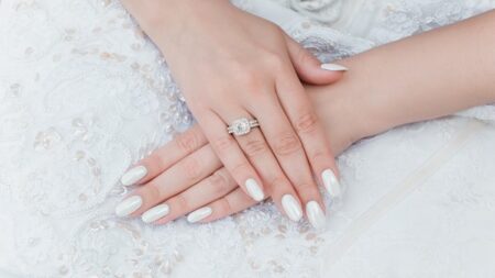 إطلالة لا تُنسى.. أفكار أظافر ساحرة لـ«عروس الشتاء»