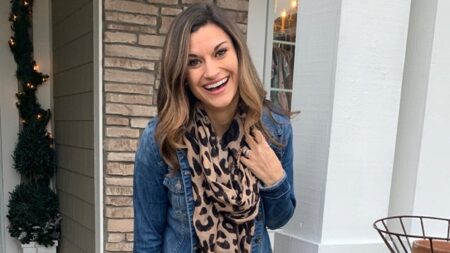 تنسيقات عصرية مع البنطلون الأخضر.. أفكار أنيقة لمظهر مميز