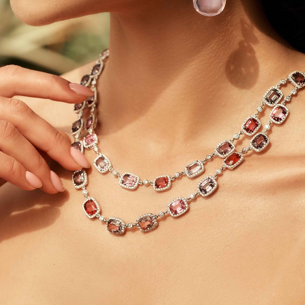 لإطلالةٍ تفيضُ بالرقي.. إليكِ أرقى الأحجار الكريمة لعام 2026