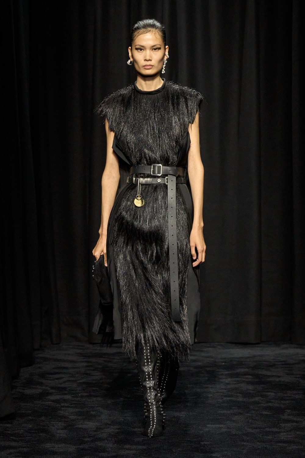 استوحي منها.. 8 إطلالات أنيقة لسهرات نهاية العام!