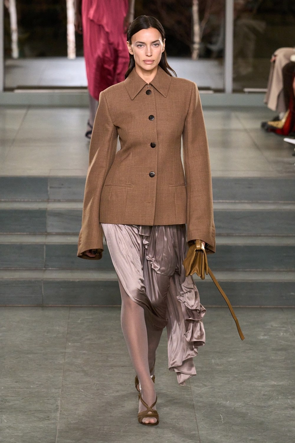 استوحي منها.. 8 إطلالات أنيقة لسهرات نهاية العام!