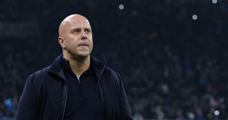 أزمة في ليفربول.. صلاح يشعر بأنه «كبش فداء» وسلوت يرد باجتماع منفرد