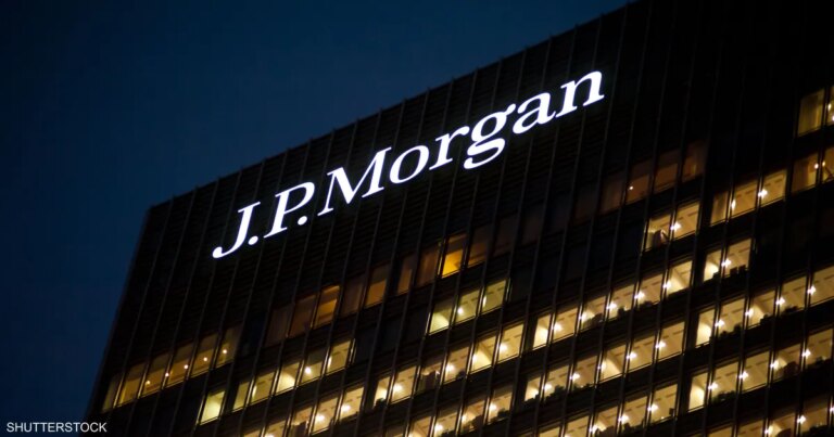 ترامب يقاضي أكبر بنك أميركي ورئيسه التنفيذي