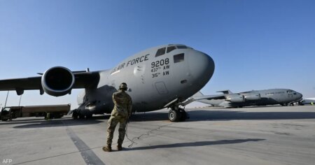 مغادرة أفراد أميركيين لقاعدة العديد الجوية.. وقطر تعلّق