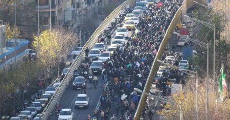 إيران وسياسة "العصا والجزرة" في مواجهة الاحتجاجات