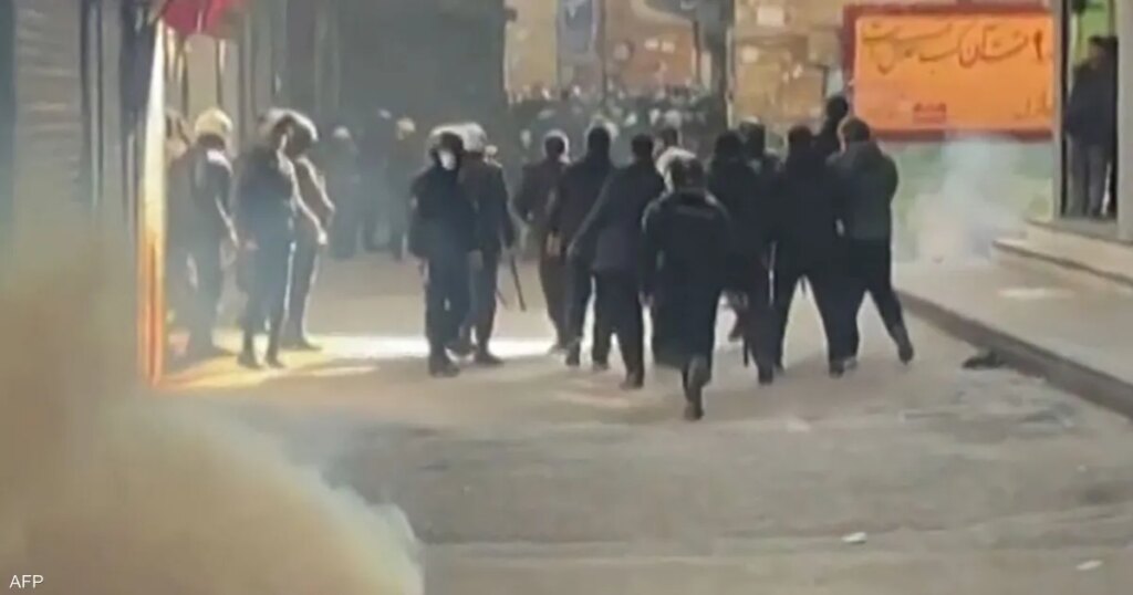 ترامب يتوعد طهران "بالضرب بشدة" إذا قتلت المتظاهرين