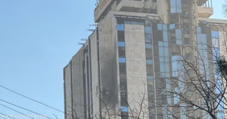 فيديو.. استهداف مبنى محافظة حلب بطائرة مسيرة