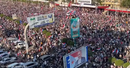 عشرات الآلاف يتجمعون في عدن تأييدا لـ"الانتقالي الجنوبي"
