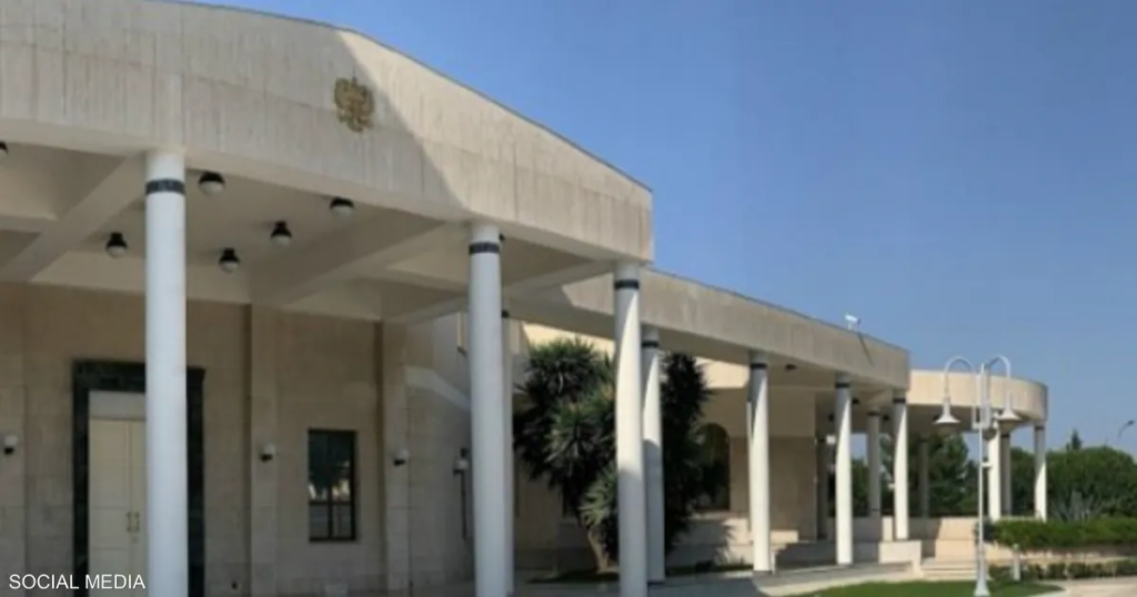 دبلوماسي روسي "ميتا داخل سفارة".. جثة ورسالة واحتمال انتحار