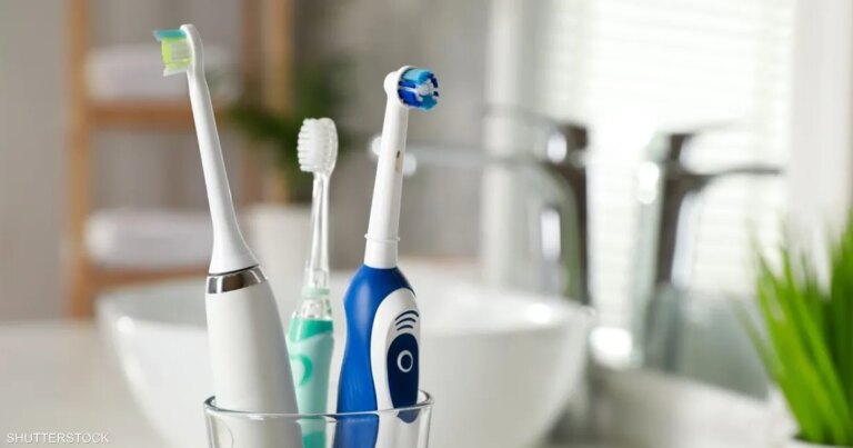 كيف يمكن لفرشاة الأسنان الكهربائية أن تحسّن صحة الفم؟