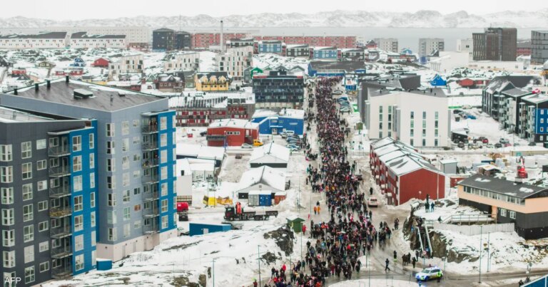 الآلاف يشاركون في مسيرة بغرينلاند في مواجهة تهديدات ترامب