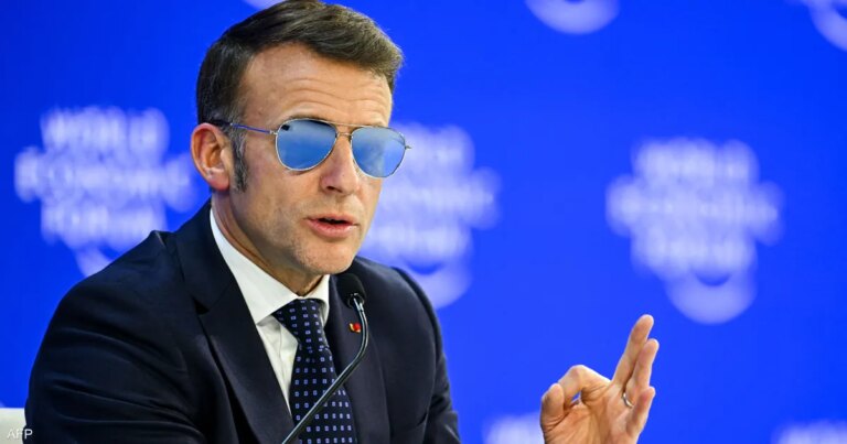 ماكرون يخاطب منتدى دافوس بنظارات شمسية زرقاء.. ما السبب؟