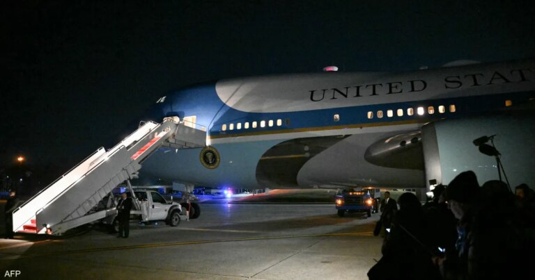 فيديو.. عطل كهربائي في طائرة ترامب يجبره على "العودة"