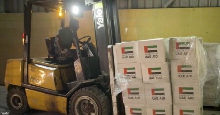 "الفارس الشهم 3" توزع آلاف جالونات المياه على نازحي غزة