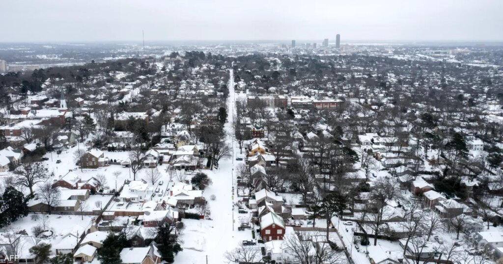 عواصف "تاريخية" تُربِك أميركا.. وتلغي آلاف الرحلات الجوية