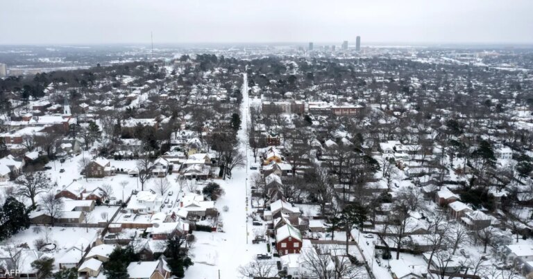 عواصف "تاريخية" تُربِك أميركا.. وتلغي آلاف الرحلات الجوية