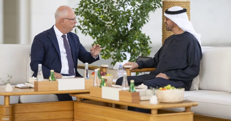 رئيس دولة الإمارات يستقبل مبعوث الرئيس الروسي