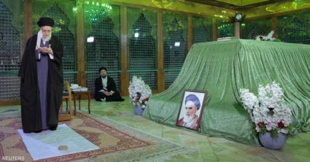 في مرقد سلفه.. فيديو أول ظهور لخامنئي منذ أسابيع