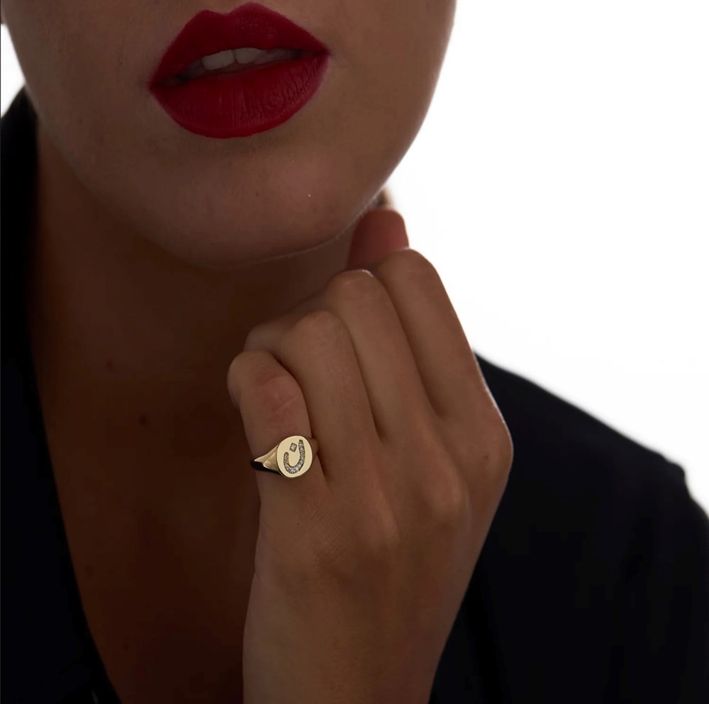 لماذا تحتاجين إلى خاتم الإصبع الصغرى هذا الموسم؟