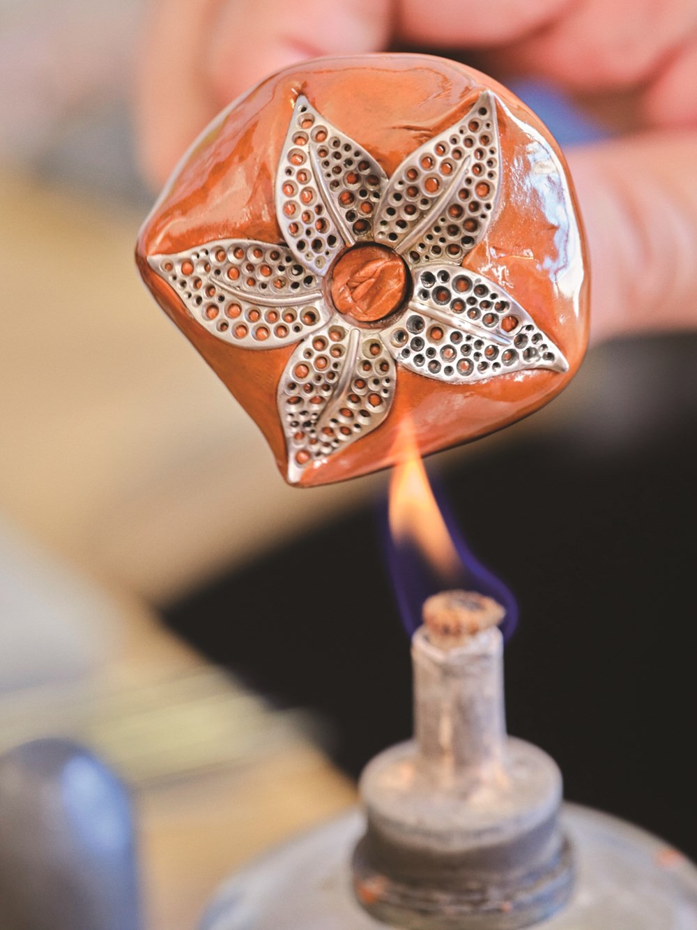 عائشة العطية: حولت التراث إلى فن ملموس