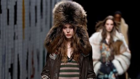 غطاء الرأس موضة شتاء 2026.. أساليب عصرية لتنسيقه غطاء الرأس موضة شتاء 2026.. أساليب عصرية لتنسيقه