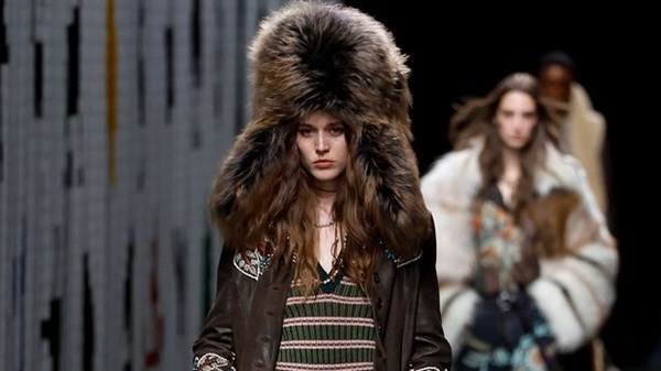 غطاء الرأس موضة شتاء 2026.. أساليب عصرية لتنسيقه غطاء الرأس موضة شتاء 2026.. أساليب عصرية لتنسيقه