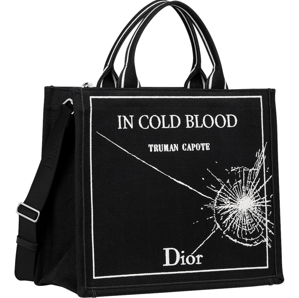 حقيبة «ديور بوك توت» الجديدة تختزل الروائع الأدبية على منصات الأناقة