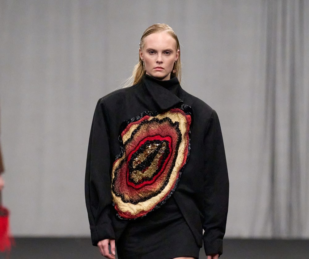 «ألبرتا فيرّيتي» تفتتح أسبوع دبي للموضة لخريف وشتاء 2026