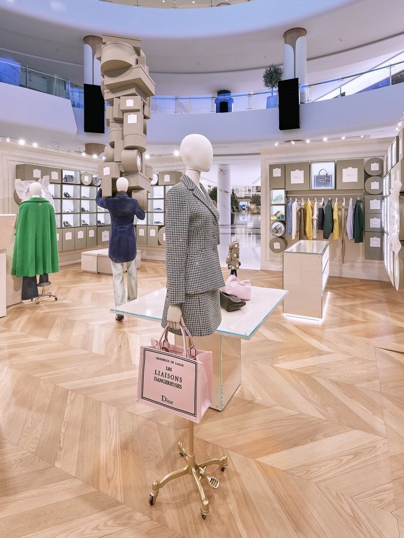 احتفاء بأولى مجموعات جوناثان أندرسون لدار «Dior».. متجر مؤقت في «دبي مول»