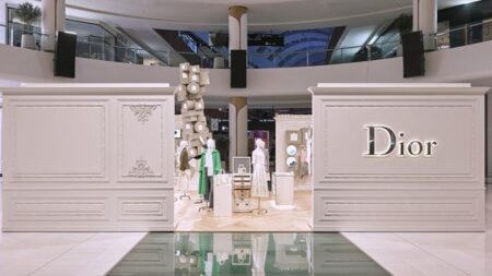 احتفاء بأولى مجموعات جوناثان أندرسون لدار «Dior».. متجر مؤقت في «دبي مول» احتفاء بأولى مجموعات جوناثان أندرسون لدار «Dior».. متجر مؤقت في «دبي مول»