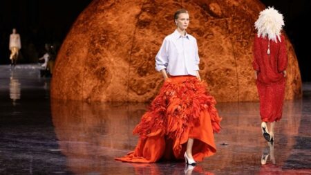 قبل انطلاقه.. لماذا أصبحت باريس عاصمة أزياء الهوت كوتور في العالم؟ قبل انطلاقه.. لماذا أصبحت باريس عاصمة أزياء الهوت كوتور في العالم؟