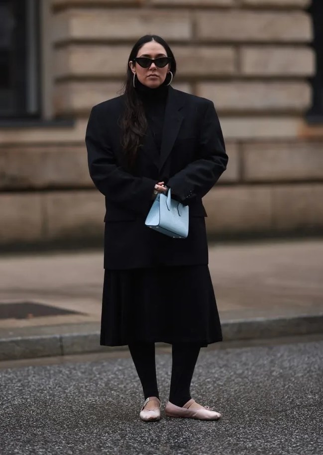 أحذية الباليه من أبرز صيحات هذا الشتاء.. إليكِ طرق تنسيقها