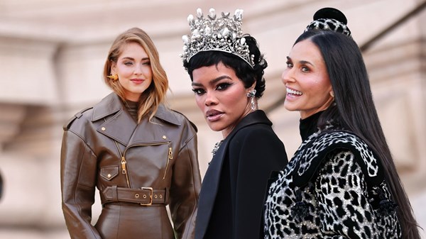 أجمل إطلالات النجمات.. في عرض سكياباريلي 2026 أجمل إطلالات النجمات.. في عرض سكياباريلي 2026