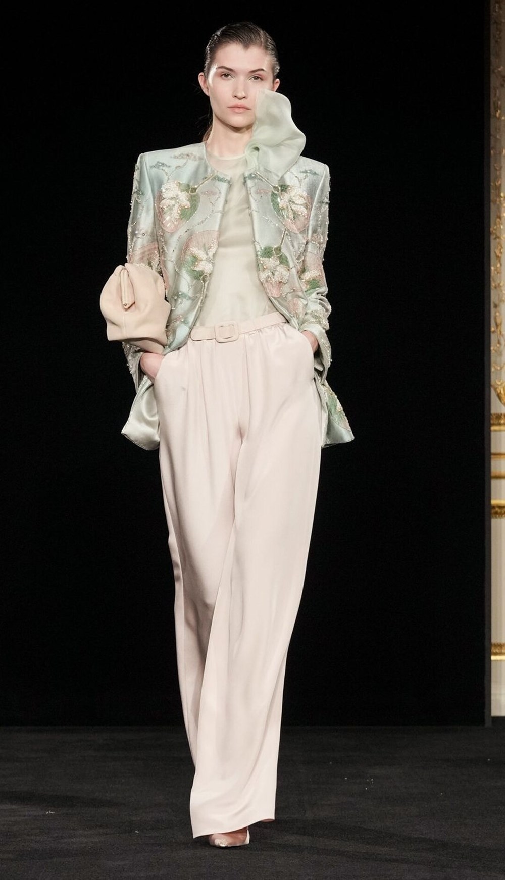 «مجموعة أرماني بريفيه» لربيع وصيف 2026.. تكريم التراث الإيطالي في قلب باريس