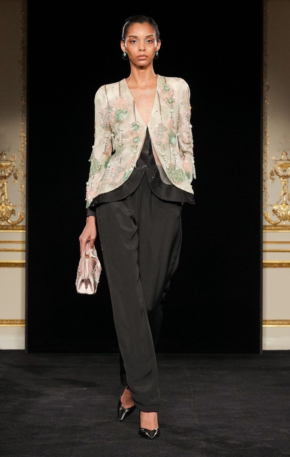 «مجموعة أرماني بريفيه» لربيع وصيف 2026.. تكريم التراث الإيطالي في قلب باريس