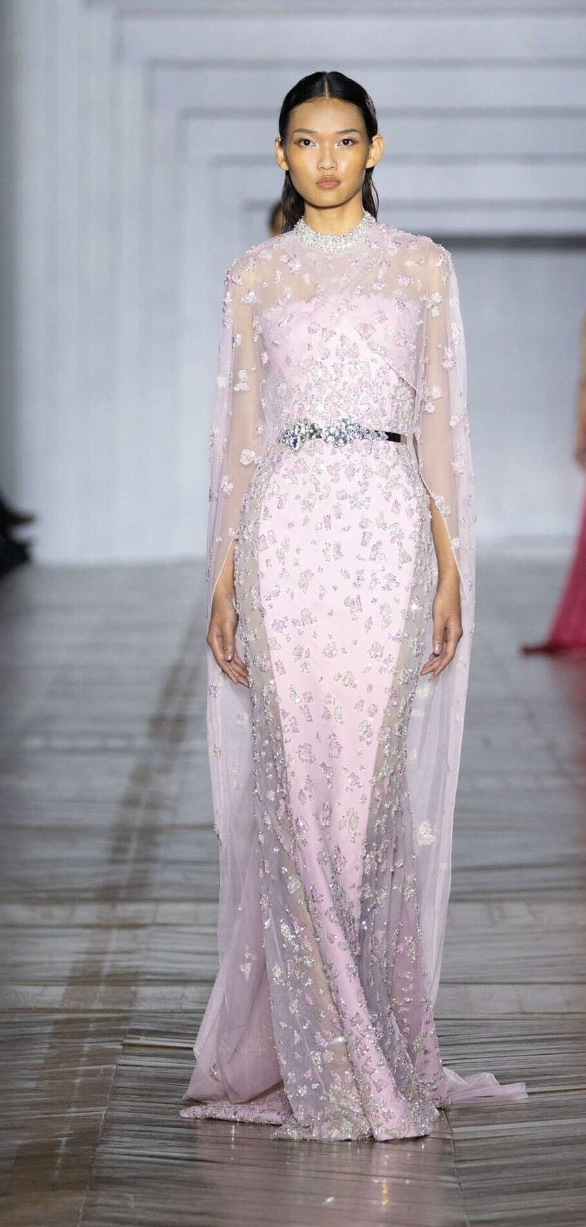 طوني ورد يضيء «أسبوع الهوت كوتور» في باريس.. بمجموعته «Facets of Light»