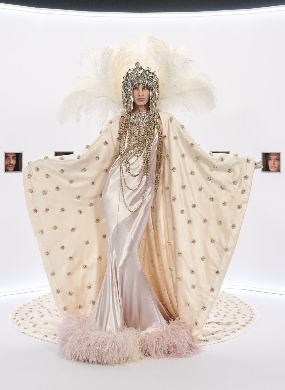 أليساندرو ميكيلي يُبهر محبي «فالنتينو».. بأول مجموعة بعد رحيل «أسطورة الموضة»