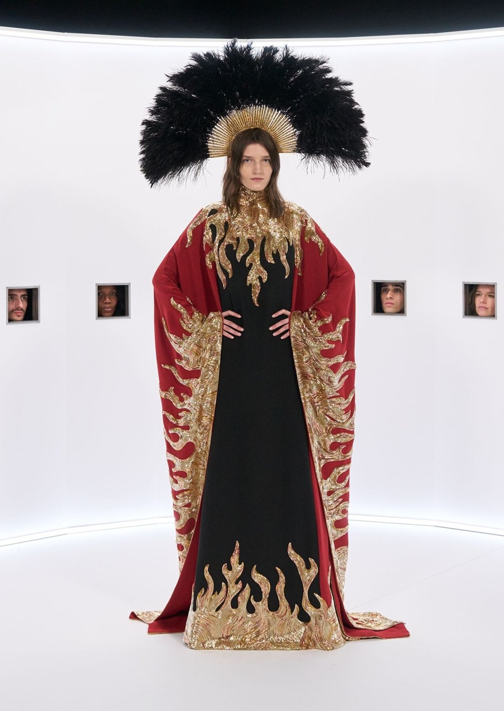 أليساندرو ميكيلي يُبهر محبي «فالنتينو».. بأول مجموعة بعد رحيل «أسطورة الموضة»