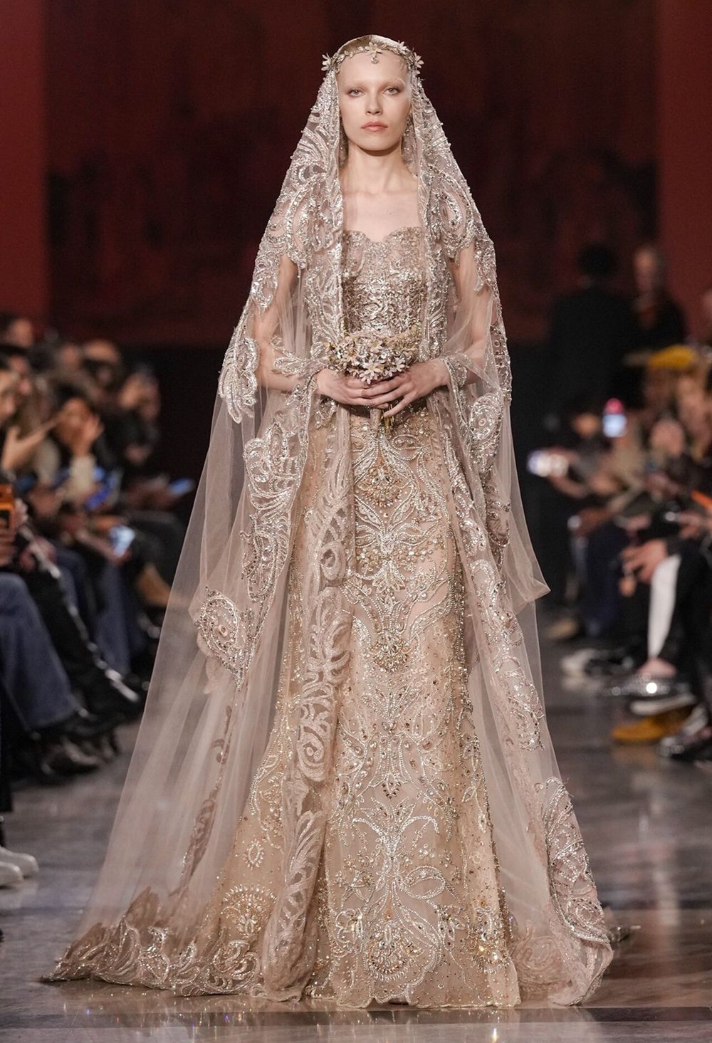 عرض استثنائي لإيلي صعب ELIE SAAB.. في قلب باريس