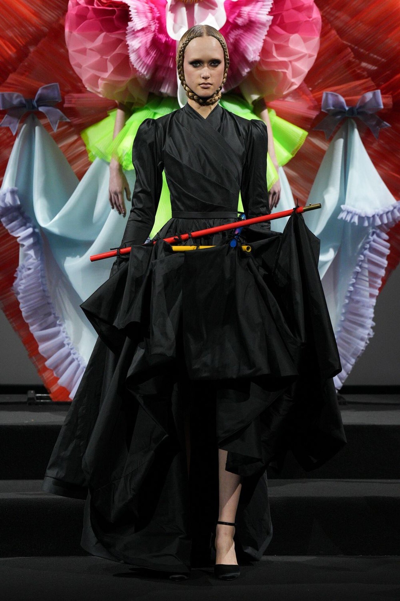 فيكتور آند رولف تقدم مجموعة الأزياء الراقية  لربيع وصيف 2026