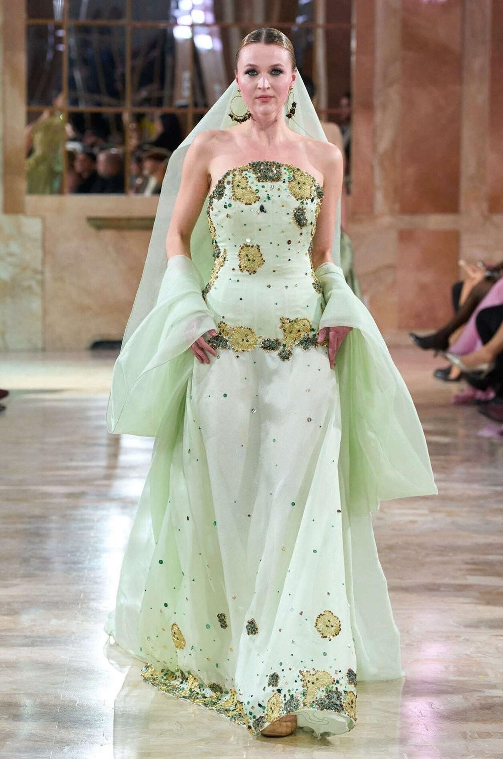 مجموعة روبير أبي نادر لربيع وصيف 2026 تعكس سحر «الشفق القطبي»