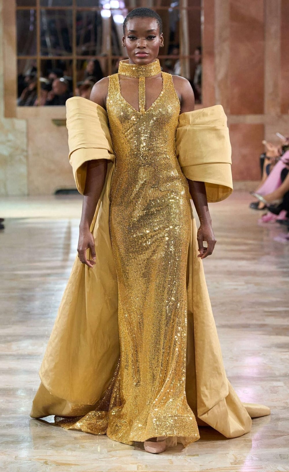 مجموعة روبير أبي نادر لربيع وصيف 2026 تعكس سحر «الشفق القطبي»