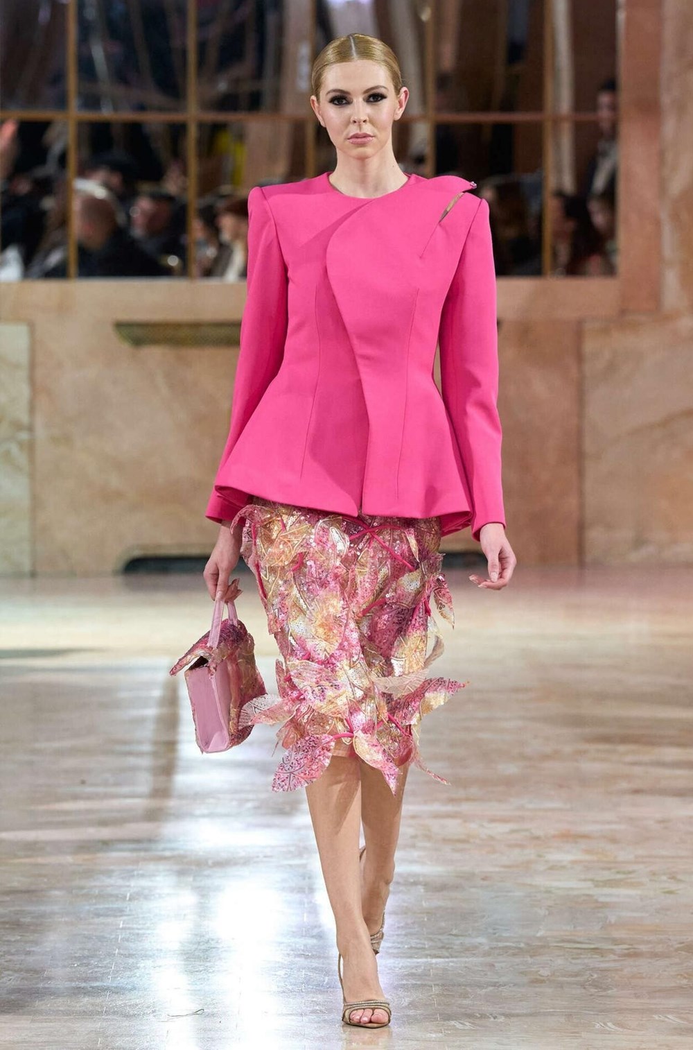 مجموعة روبير أبي نادر لربيع وصيف 2026 تعكس سحر «الشفق القطبي»